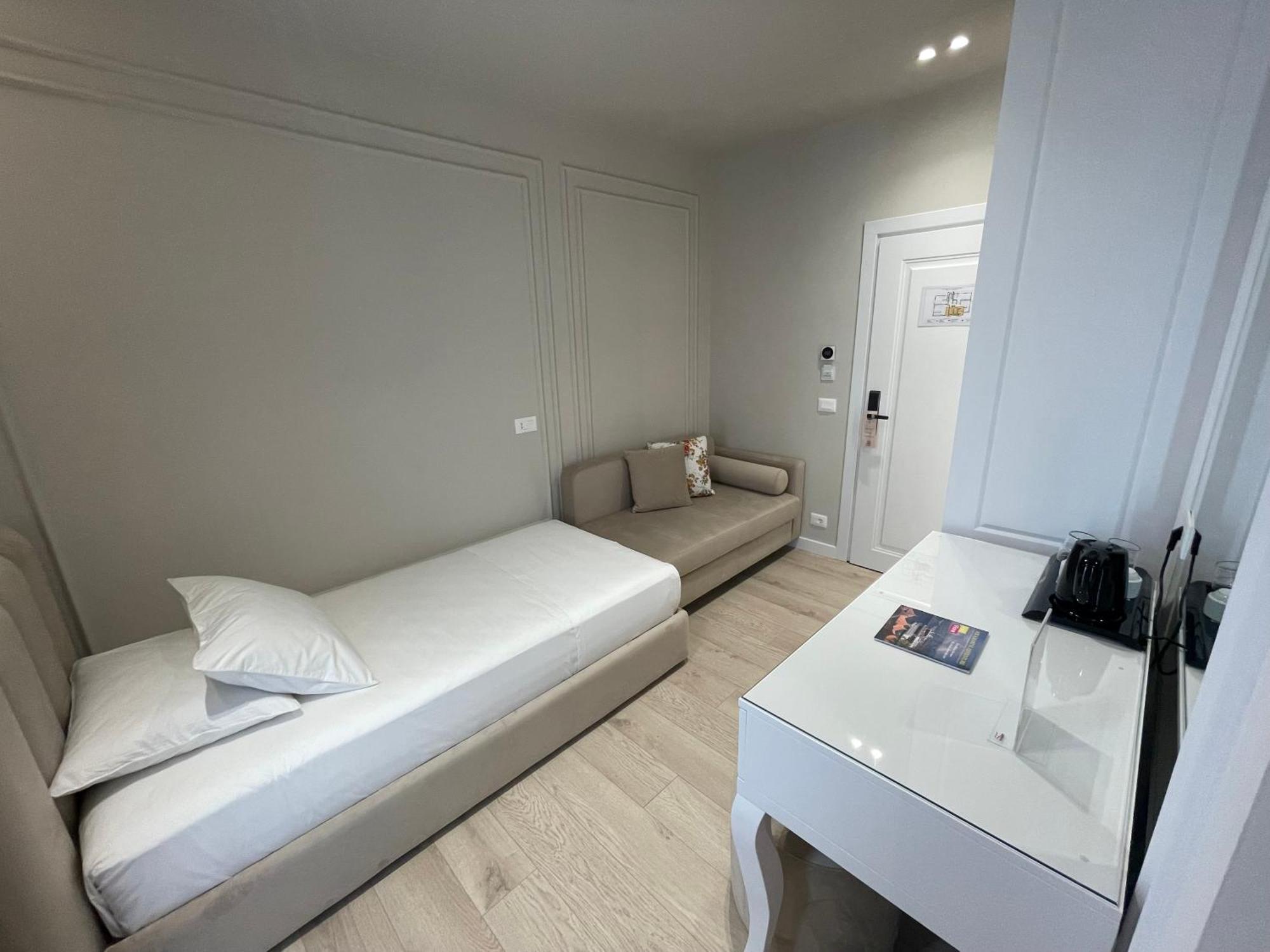 Seaside Hotel Vlorë エクステリア 写真
