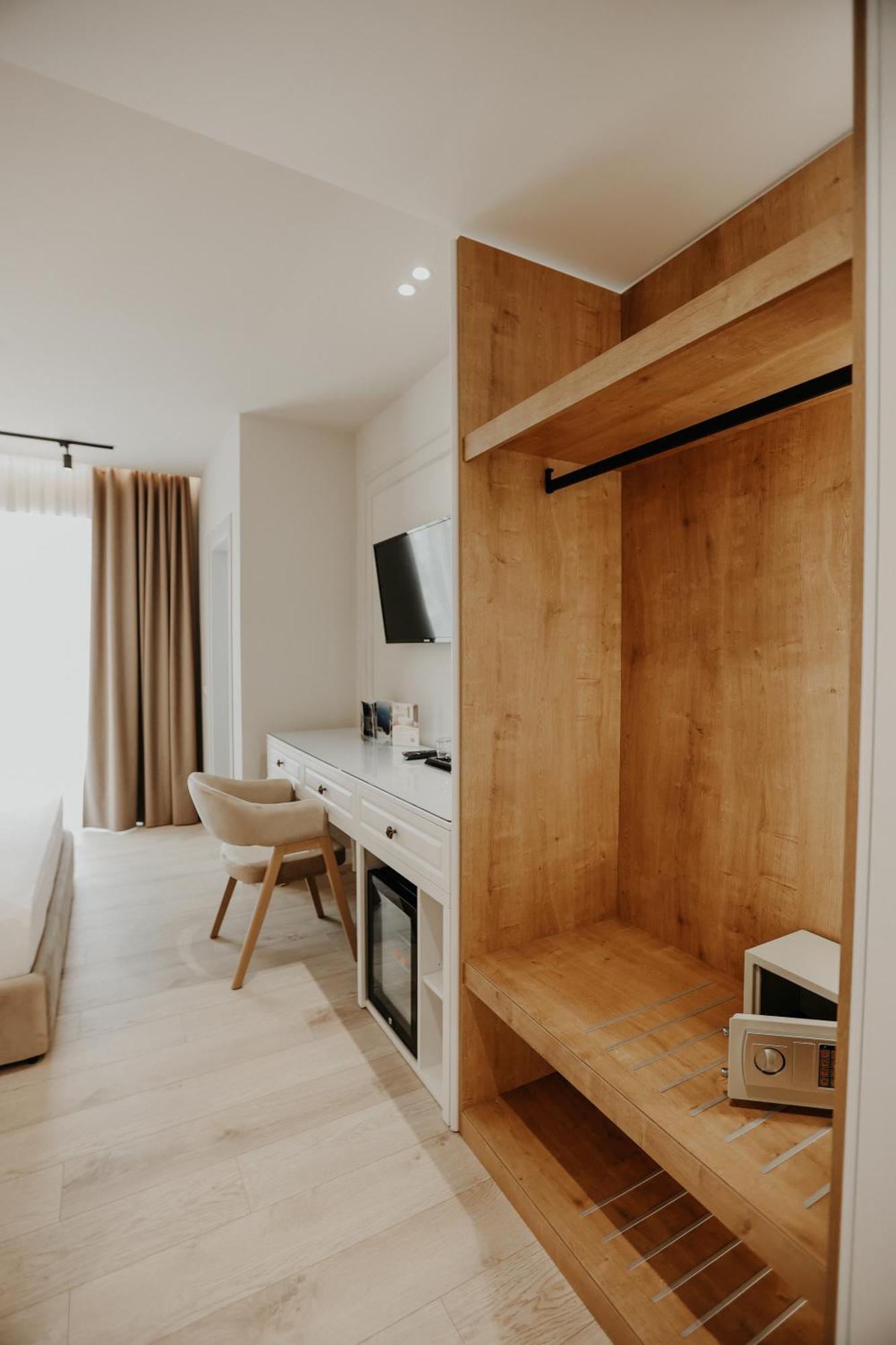 Seaside Hotel Vlorë エクステリア 写真